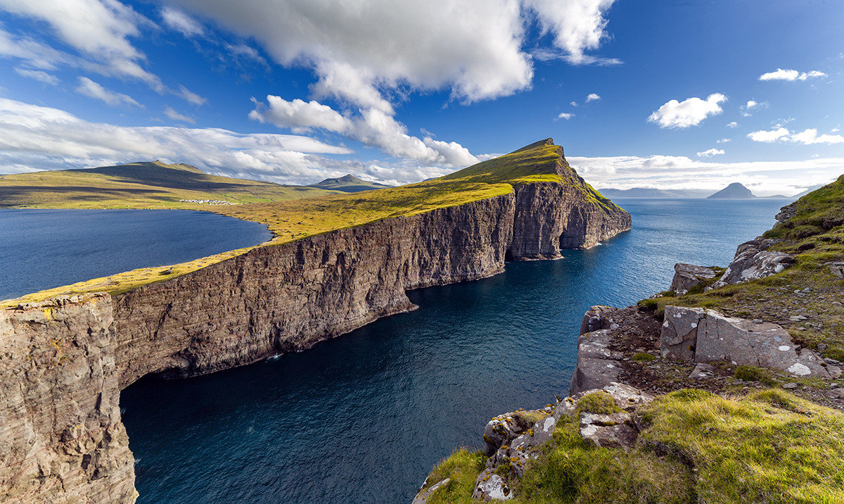 cliffs_leitisvatn_faroe_islands