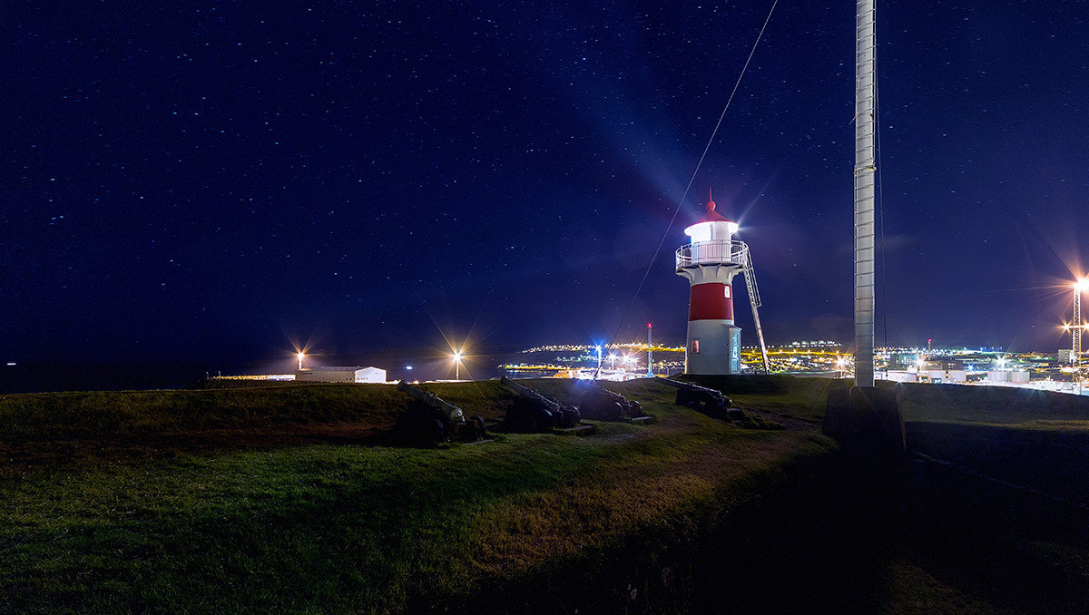skansin_at_night